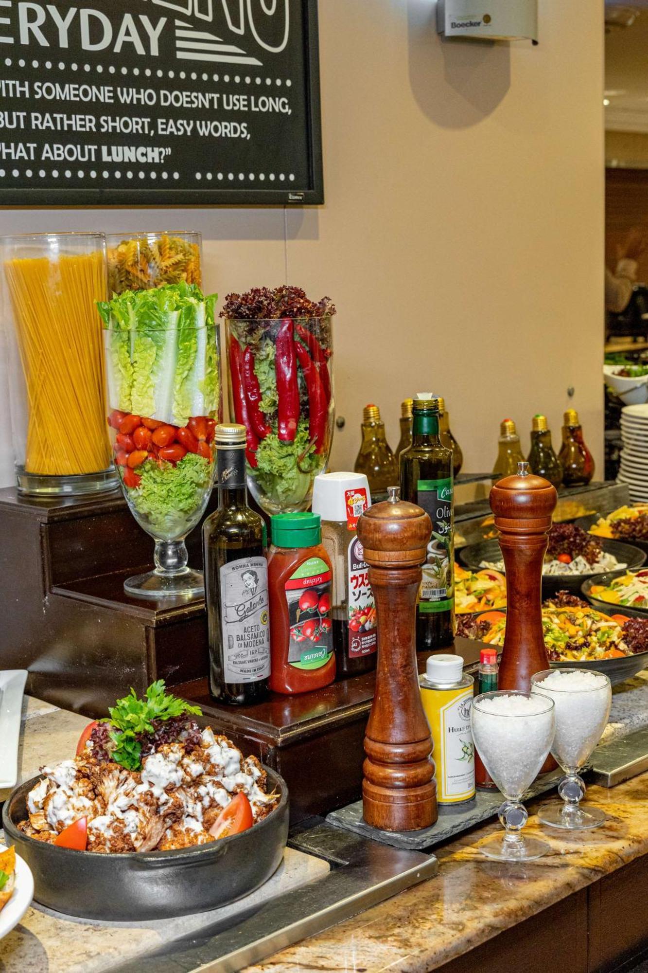 Radisson Blu Martinez Beirut Hotel Exterior photo A salad bar