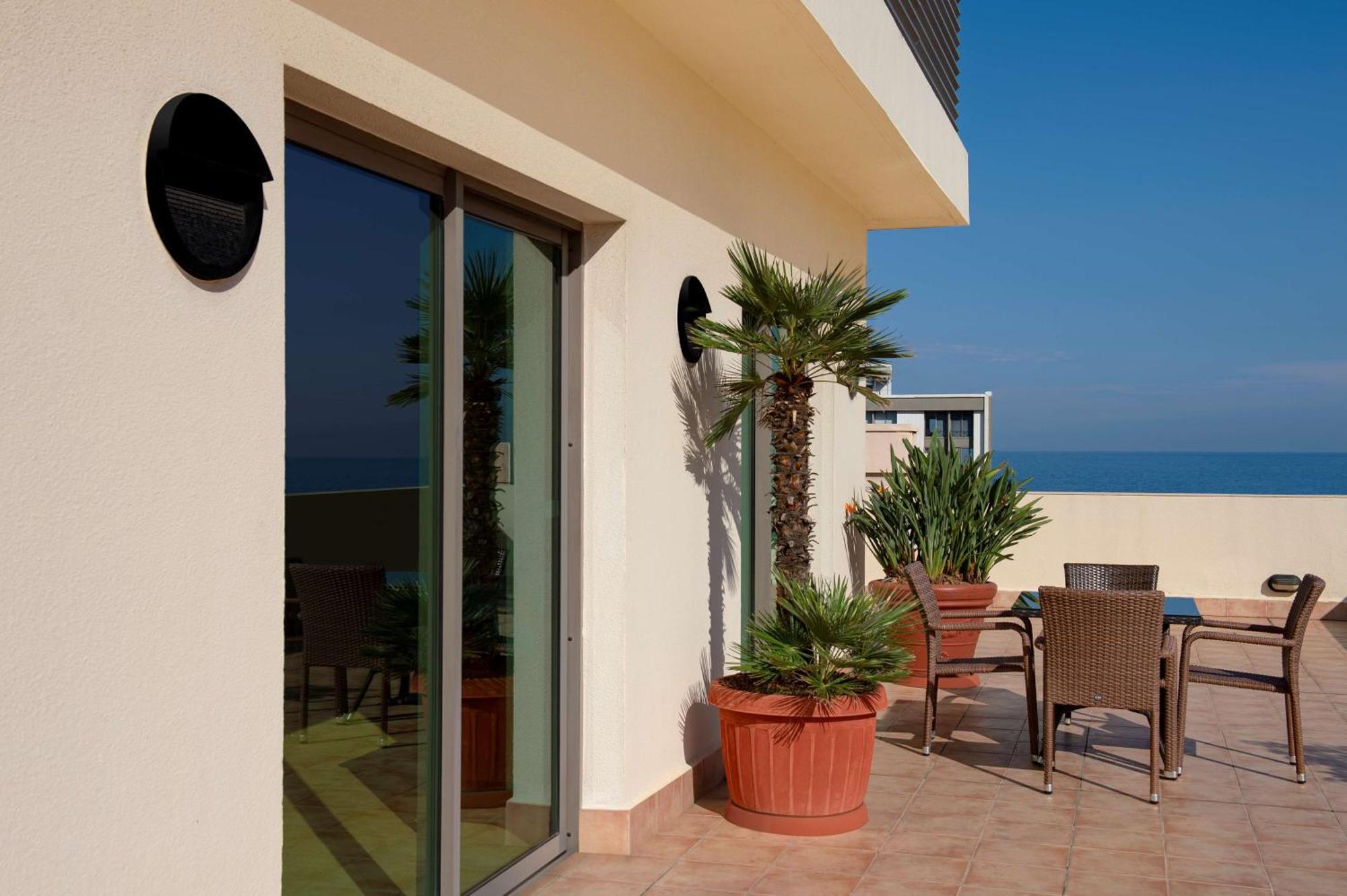 Radisson Blu Martinez Beirut Hotel Exterior photo A balcony